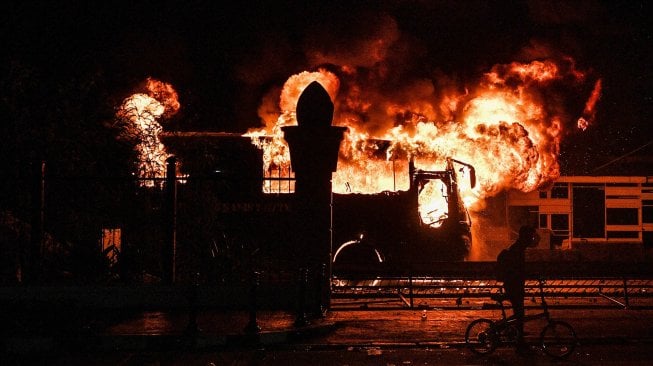 Bus TNI terbakar ricuh di halaman parkir Lapangan Tembak, Senayan, Jakarta, Selasa (24/9) malam. Aksi menuntut pembatalan RKUHP yang saat ini ditunda pengesahannya oleh DPR itu berujung ricuh. [ANTARA FOTO/Sigid Kurniawan]