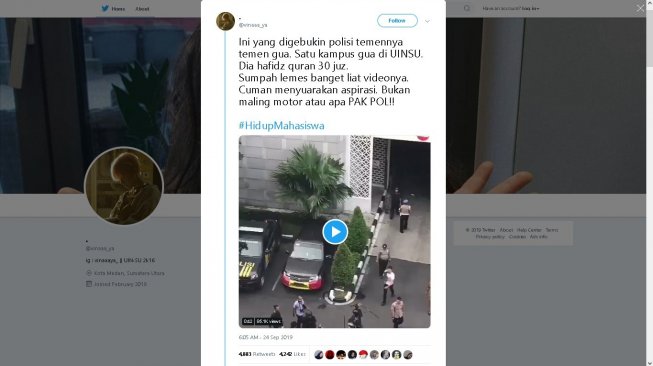 Kelakuan polisi saat demo mahasiswa - (Twitter)