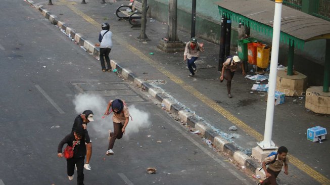 Sejumlah pelajar mengikuti aksi unjuk rasa menentang UU KPK hasil revisi dan RKUHP di belakang Gedung DPR, Jakarta, Rabu (25/9). [Suara.com/Arya Manggala]