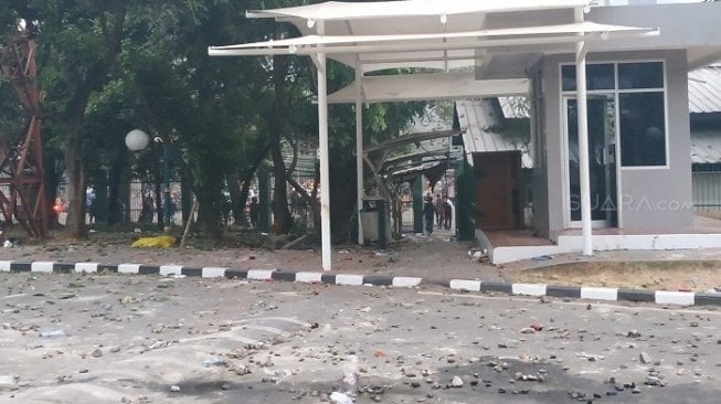 Batu berserakan bekas pelemparan demo pelajar di belakang gedung DPR RI. (Suara.com/Fakhri).