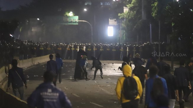 Suasana kericuhan yang terjadi di sekitar gedung DPR RI, Jakarta, di pengunjung aksi unjuk rasa, Selasa (24/9/2019) sore hingga malam. [Suara.com / Angga Budhiyanto]