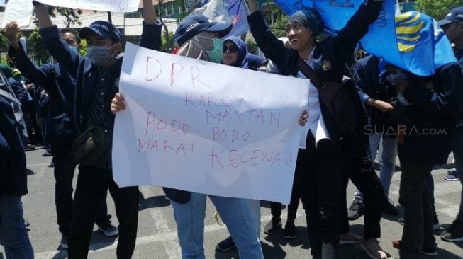 Berbagai tulisan lucu pada poster terdapat saat aksi mahasiswa menolak berbagai RUU bermasalah di Surabaya, Jawa Timur, Selasa (24/9/2019). [Suara.com/Arry Saputra]