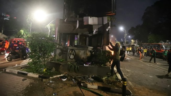 Pos Polisi dibakar saat aksi menolak UU KPK yang berakhir ricuh di Jalan Gerbang Pemuda, Senayan, Jakarta, Selasa (24/9). [Suara.com/Arya Manggala]