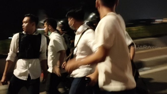 Ditinggal Rekannya saat STM Bentrok, Pemuda Pingsan Diangkut Polisi