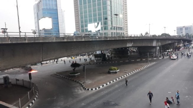 Anak STM bakar-bakaran di bawah kolong jembatan Slipi. (Suara.com/Novian)