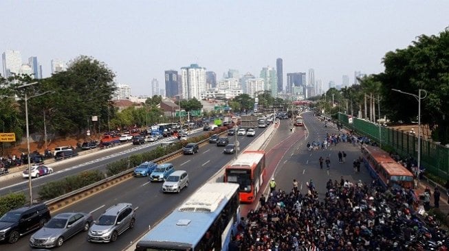 Gas Air Mata Sisa Demo DPR Masih Terasa, Bikin 'Nangis' Pengemudi Ojol