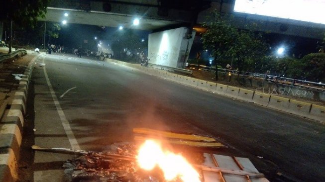 Pasca Rusuh Anak STM, Pembatas Beton TransJakarta Rusak