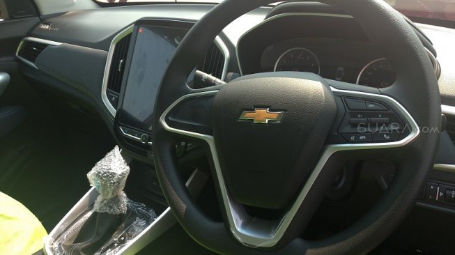 Dashboard, kemudi dan logo Chevrolet disematkan pada Wuling Almaz [Suara.com/Manuel Jeghesta Nainggolan]. 