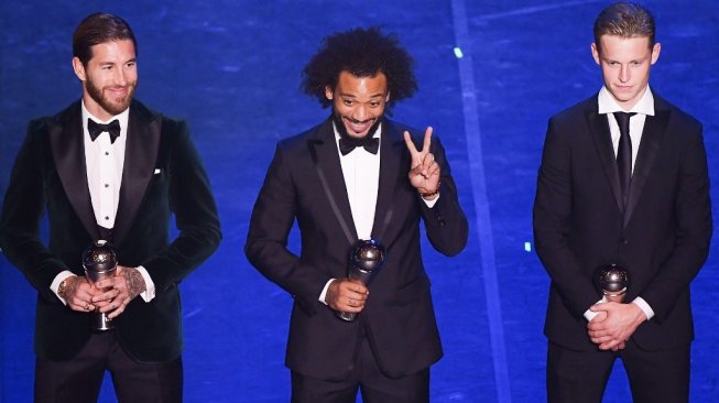 Sergio Ramos, Marcelo dan Frenkie de Jong dinobatkan sebagai FIFPro Men's World11 FIFA pada penghargaan The Best di Teatro Alla Scala, Milan, Selasa (24/9/2019). (Marco Bertorello / AFP)