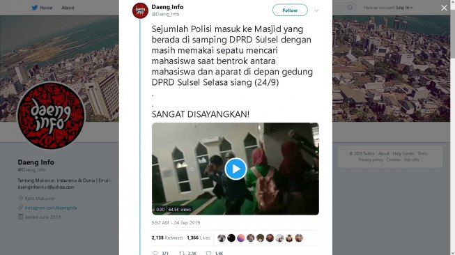 Kelakuan polisi saat demo mahasiswa - (Twitter)