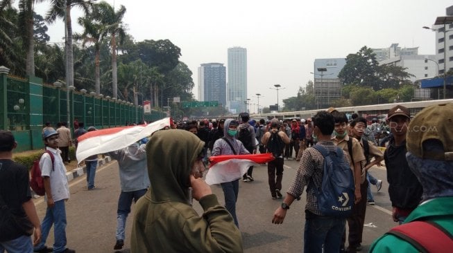 Anak STM geruduk gedung DPR. (Suara.com/Ria Rizki)