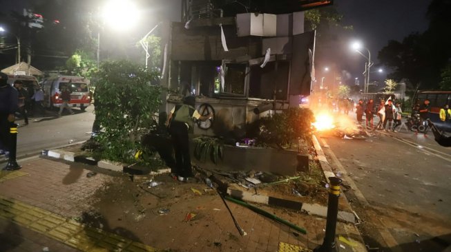 Pos Polisi dibakar saat aksi menolak UU KPK yang berakhir ricuh di Jalan Gerbang Pemuda, Senayan, Jakarta, Selasa (24/9). [Suara.com/Arya Manggala]