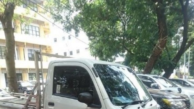 Bawa Mobil Langka ke Kampus, Mahasiswa di Bandung Curi Perhatian