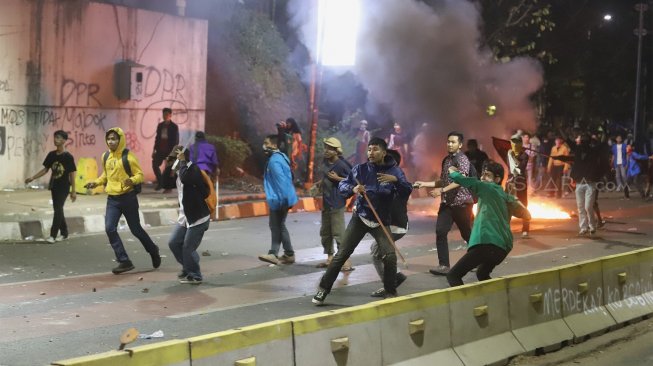 Suasana kericuhan yang terjadi di sekitar gedung DPR RI, Jakarta, di pengunjung aksi unjuk rasa, Selasa (24/9/2019) sore hingga malam. [Suara.com / Angga Budhiyanto]