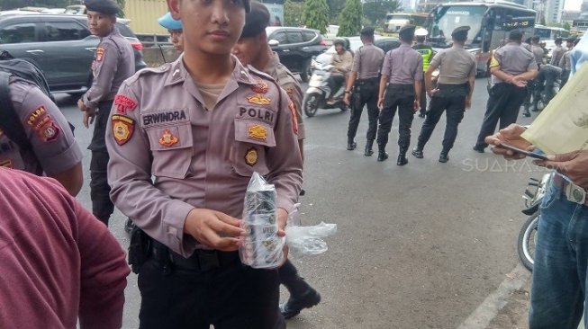 Polisi sweeping para pelajar yang hendak berdemo ke gedung DPR RI. (Suara.com/Arga).