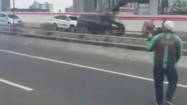 Jalan Tol Ditutup, Driver Ojol Hibur Diri Sendiri dengan Cara Tak Biasa