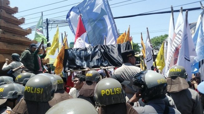 Bawa Keranda Mayat, Mahasiswa Injak-injak Kawat Berduri di DPRD Jatim