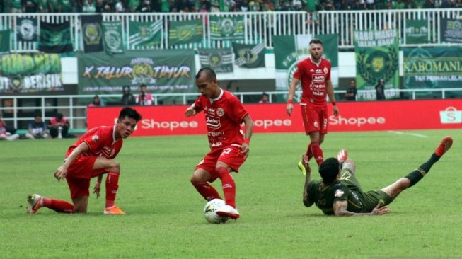 Pesepak bola Persija Jakarta Riko Simanjuntak (tengah) menguasai bola setelah melewati hadangan pesepak bola Tira Persikabo Ciro Henrique Alvez (kanan) pada laga Liga 1 2019 di Stadion Pakansari, Bogor, Jawa Barat, Selasa (16/7/2019). ANTARA FOTO/Yulius Satria Wijaya/hp.