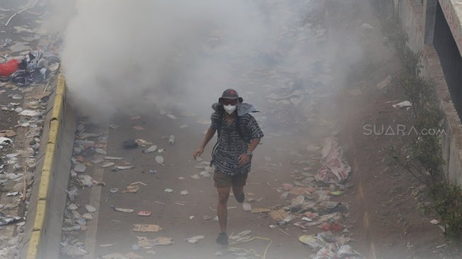 Suasana kericuhan yang terjadi di sekitar gedung DPR RI, Jakarta, di pengunjung aksi unjuk rasa, Selasa (24/9/2019) sore hingga malam. [Suara.com / Angga Budhiyanto]