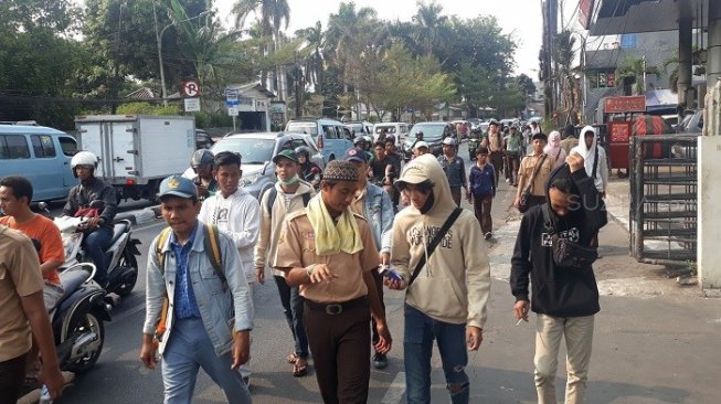 Ratusan Siswa SMK asal Bogor longmarch ke DPR. (Suara.com/Novian).