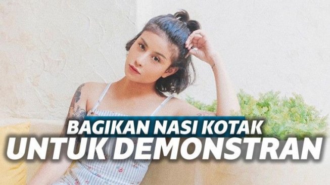 Awkarin Bagikan 3000 Nasi Kotak untuk Demonstran DPR