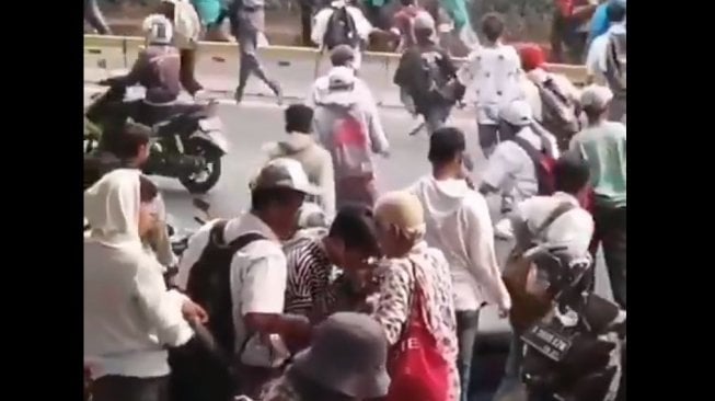 Momen Haru Demo Anak STM, Minta Izin Cium Tangan hingga Dengarkan Azan