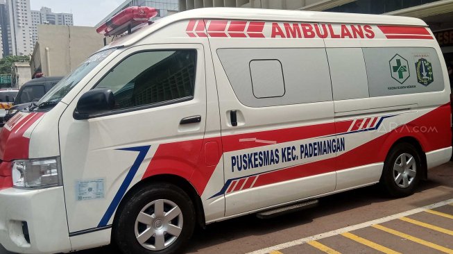 Mobil ambulans milik Pemprov DKI Jakarta yang ditahan di Halaman Polda Metro Jaya, Jakarta, Kamis (26/9). [Suara.com/Arga]