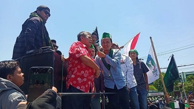 Ketua DPRD Jatim Kusnadi saat menaikki mobil komando saat aksi Surabaya Menggugat. (Suara.com/Achmad Ali).