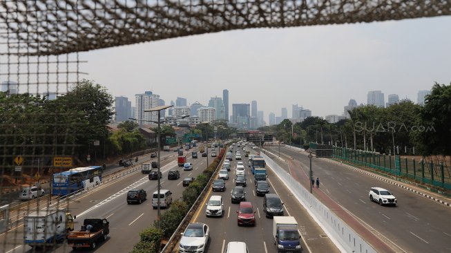 Sejumlah kendaraan melintas di jalan tol dalam kota, Jakarta, Kamis (26/9). [Suara.com/Angga Budhiyanto]