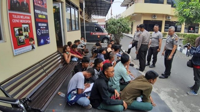 Pelajar SMK yang digelandang ke Polresta Solo setelah berdemo tolak RUU PKS. (Suara.com/Ari Purnomo)