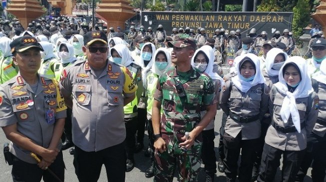 Ratusan Polwan Asmaul Husnah berhijab putih sudah dikerahkan jelan demo Surabaya Menggugat yang akan dihadiri ribuan mahasiswa di Kantor DPRD Jawa Timur. (Suara.com/Arry Saputra).