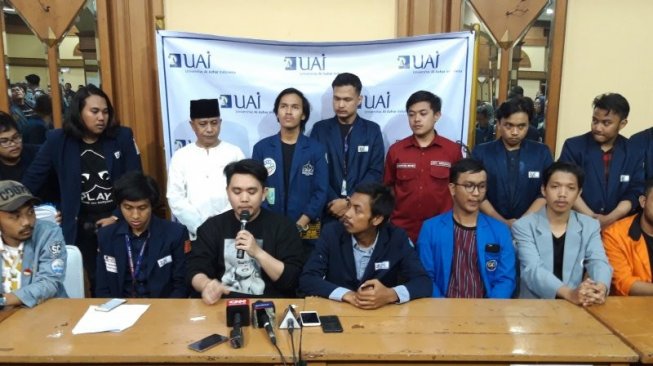 Kakak Faisal Amir korban kekerasan unjuk rasa Rahmat Ahadi (baju hitam) saat konferensi pers di UAI Jakarta. (antara).