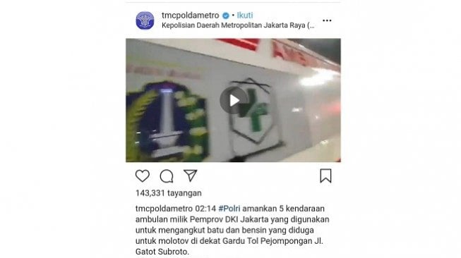 Cuitan akun tmcpoldametro soal 5 ambulan bawa batu dan bensin saat demo rusuh. (Foto: Capture Instagram)