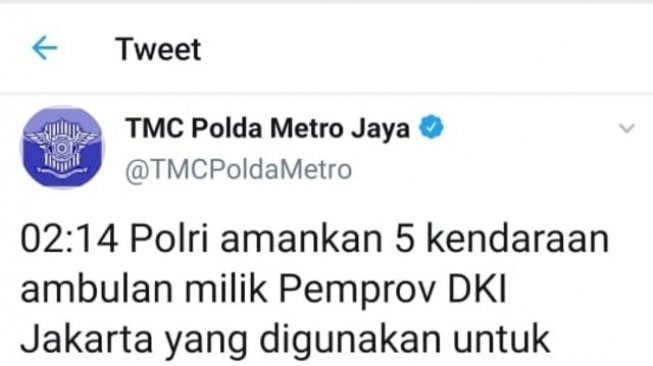 Cuitan di akun TMC soal video ambulans diduga membawa batu. (Twitter)