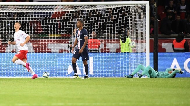 Pemain Stade Reims (paling kiri) merayakan gol yang dicetak Boulaye Dia pada lanjutan Ligue 1 2019/20 di Stadion Parc des Princes, Kamis (25/9/2019). (Bertrand GUAY / AFP)