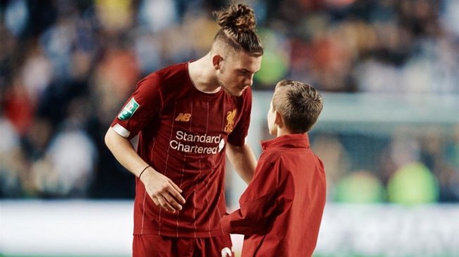 Nekat Masuk Lapangan, Anak Ini dapat Hadiah dari Pemain Liverpool