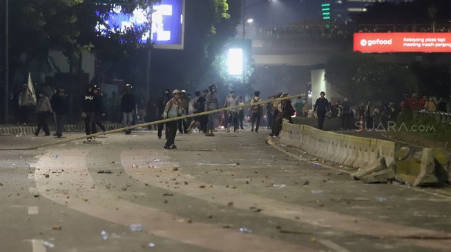 Suasana kericuhan yang terjadi antara pelajar STM dengan petugas Kepolisian di sekitar gedung DPR RI, Jakarta, Rabu (25/9). [Suara.com/Angga Budhiyanto]