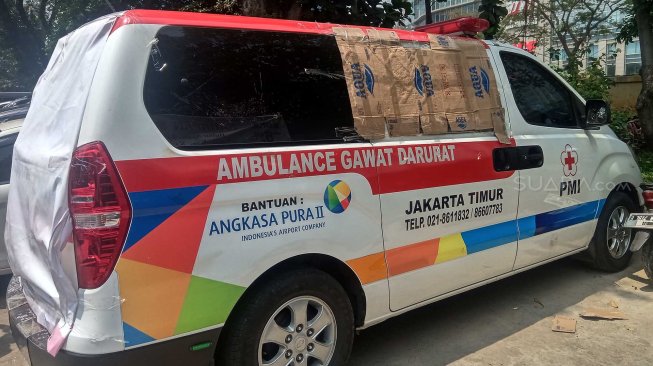 Mobil ambulans milik Pemprov DKI Jakarta yang ditahan di Halaman Polda Metro Jaya, Jakarta, Kamis (26/9). [Suara.com/Arga]