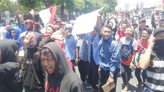 Demo anak STM di Surabaya. (Suara.com/Arry)