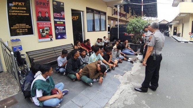 Pelajar SMK yang digelandang ke Polresta Solo setelah berdemo tolak RUU PKS. (Suara.com/Ari Purnomo)