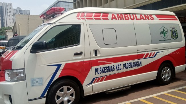 Ambulans milik Premprov DKI yang dituduh bawa batu anak STM di Polda Metro Jaya. (Suara.com/Arga)