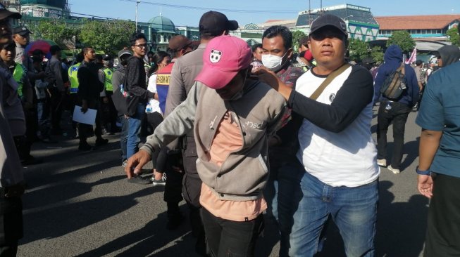 Provokator Dalam Aksi Surabaya Menggugat Disebut Polisi Lempar Kapak