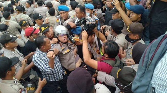 Aksi Pelajar dan Mahasiswa Riau Rusuh, Kapolresta Pekanbaru Pingsan