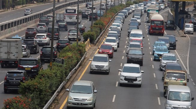 Sejumlah kendaraan melintas di jalan tol dalam kota, Jakarta, Kamis (26/9). [Suara.com/Angga Budhiyanto]