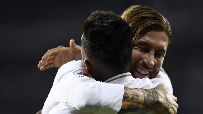 Penyerang Real Madrid, Rodrygo Goes (kiri) merayakan golnya ke gawang Osasuna bersama bek Sergio Ramos, dalam laga Liga Spanyol 2019/2020 di Santiago Bernabeu, Kamis (26/9/2019) dini hari WIB. [OSCAR DEL POZO / AFP]