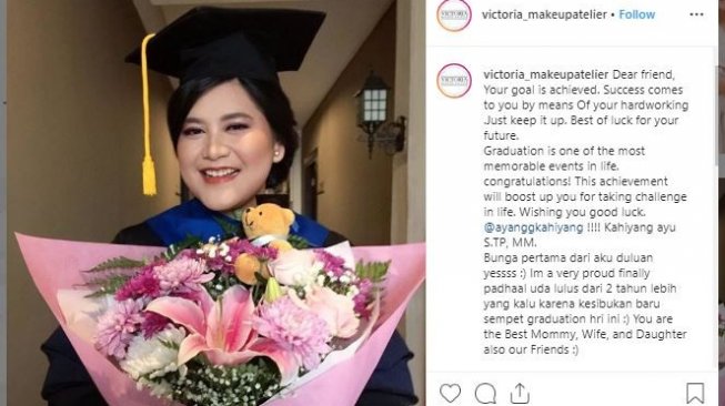 Kahiyang ayu wisuda bareng suami. (Instagram/@victoria_makeupatelier)