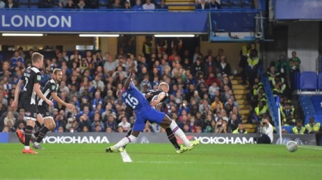 Pemain Chelsea Kurt Zouma menjebol gawang Grimsby Town di putaran ketiga Piala Liga Inggris, Kamis (26/9/2019). [AFP]