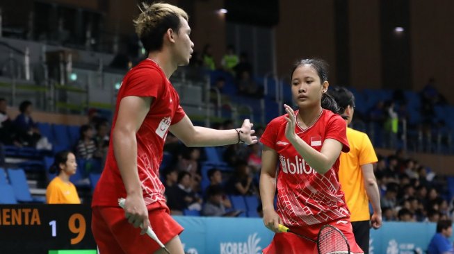 Pasangan ganda campuran Indonesia, Rinov Rivaldy/Pitha Haningtyas Mentari, menang atas wakil China Taipei, Wang Chi Lin/Cheng Chi Ya, di babak kedua Korea Open 2019, Kamis (26/9). [Humas PBSI]