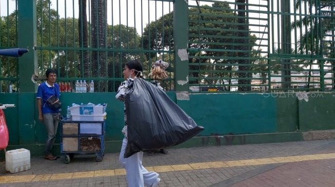 Awkarin saat melakukan aksi bersih-bersih di depan gedung DPR [Suara.com/Revi C Rantung]