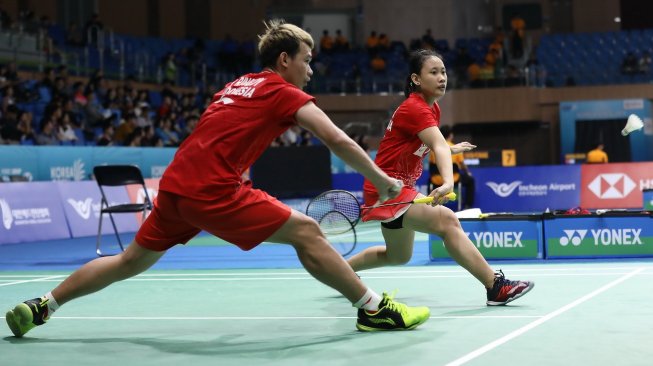 Pasangan ganda campuran Indonesia, Rinov Rivaldy/Pitha Haningtyas Mentari, menang atas wakil China Taipei, Wang Chi Lin/Cheng Chi Ya, di babak kedua Korea Open 2019, Kamis (26/9). [Humas PBSI]